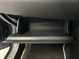 ちょっとしたところは収納ボックスにもなっています。車内はサイズも決まっているので、収納が少ないと思っているアナタ!ご安心ください。さまざまなところに収納が隠れているんです♪