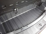 フロアの下にも荷物などを収納できるサブトランクも備えています。荷室内で散らかりがちな荷物を整理整頓なんてのもイイですね♪