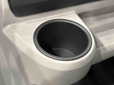 助手席側掘り込み式インパネカップホルダー