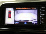 パノラミックビューモニターを装備。駐車場や交差点でクルマを真上から見るように周囲を確認できます。機能の詳細は販売店スタッフまでおたずねください。
