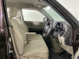 【前席】充分な広さを確保した、快適な前席!インテリアカラーも落ち着いたお色です♪センターアームレストも付いて、リラックスした姿勢で運転していただけます♪