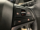 【クルーズコントロール】設定した速度を自動で維持し、ドライバーの運転負荷を軽減する支援機能です。長距離走行時の疲労を抑えるだけでなく、速度の安定による燃費向上も期待できます。
