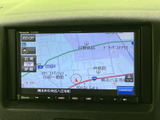 目的地までのルートを分かりやすく表示し、安全運転をサポート。スムーズなナビゲーションで、快適なドライブを演出します。