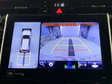 車庫入れの苦手な方にバック時のサポートバックモニター、パノラミックビューモニター付き。※カメラが映し出す範囲は限られています。必ず車両周辺の安全を直接確認してください。