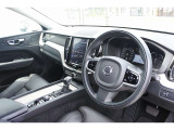 インストルメントパネルは僅かに運転席側へと傾けられているほか、余計なスイッチ類を可能な限り排し、運転に集中しやすい環境を造り出しています。