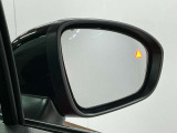 【後側方車両検知警報】後側方を走行する車両を検知すると、サイドミラー周辺のランプが点灯します。ウィンカーを操作すると、音とともにサイドミラー周辺のインジケーターが点滅し警告します。