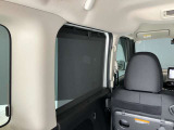 ロール式シェードが出てきます!車内の温度を安定して保てます♪強い日差しもシャツトダウンしてくれます☆
