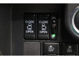 両側電動スライドドアはドアの直接操作以外にも運転席からのスイッチ操作やリモコン操作でも開閉が可能!狭い駐車場などでもドアの開閉が楽々・安心ですね!