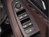BMWはドアが分厚いです。衝突によりドアがつぶれてしまった場合にも外からいち早くドアを開けれるよう考えられています。数十秒の救出の遅れが命につながりかねない場合、こういった配慮が重要なポイントです。