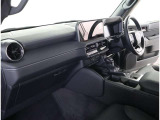 シックな色使いの運転席周りですね。すっきりとしたデザインで上品な色使いです。居心地の良い運転席長く座ってられるリラックスできるデザインがいいですね。