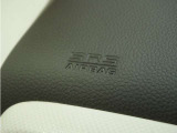 ◆助手席エアバッグ◆SRSエアバッグは、シートベルトだけでは防ぎきれない衝突時の衝撃から乗員を守るための安全装置。衝突時に瞬時に膨らみ、頭部や胸部がダッシュボードに直接衝突するのを防ぎます。