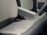 アームレストです!これがないと運転が落ち着かないという方もいらっしゃるのではないでしょうか?肘置きがあるだけでも比較的楽な姿勢で運転することが出来ますし腕の疲れを軽減できます。