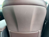 助手席シート背面にキズがあります。