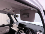 運転席サンバイザー裏にはバニティミラー。気になった時にさっと身だしなみチェック。