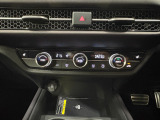 オートエアコンは左右席で独立温度コントロールが可能です。運転席はキンキンに冷やして助手席はマイルドにと言った設定が可能です☆暑さ寒さでケンカすることもなくなりますね♪