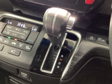 インパネシフトを採用しているので、前席の足元も広々としています。運転席と助手席の行き来もスムーズです!