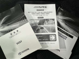 メンテナンスノート、取扱説明書ですね。 車の情報が凝縮されています。 車の整備記録が記載されている大事な物ですよ。