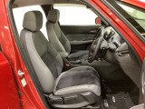 広い足元にゆったり座れるシートには肘掛けも装備しており長距離の運転でも疲れにくくなってます。女性でも運転がしやすいように、シートの高さ調整機能(シートリフター)がついています。