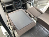 助手席を前に倒すと現れるシートバックテーブル。ビジネスシーンでの用途が広がります。