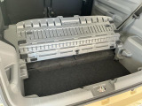 【ラゲージアンダーボックス】転がりやすい小さなお荷物などはこちらのボックスがお役立ち。スペースを有効活用しスッキリした車内空間に!