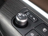 ドアの施錠・解錠に連動してドアミラーが自動で格納・復帰するオート格納機能を搭載しています。