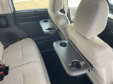 運転席・助手席シートバックテーブル。乳幼児用ドリンクマグ対応ホルダーを採用、さらにタブレット端末をたてかけやすいよう形状も工夫してます。