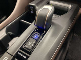 スムーズな操作で快適に運転を楽しめる、シフトポジションを電動で制御する電子式シフトレバーです。