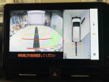 車庫入れの苦手な方にバック時のサポートバックモニター、パノラミックビューモニター付き。※カメラが映し出す範囲は限られています。必ず車両周辺の安全を直接確認してください。