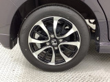 純正アルミホイールです。車にぴったりなデザインで、足元がおしゃれに♪また、スチールホイールに比べ軽いので、車の燃費も良くなりますよ!