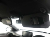 運転席にはちょっとした身だしなみのチェックに便利なバニティミラー付サンバイザー♪