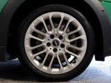 BMW純正アルミホイールです。納車時にはアルミホイールコーティングも承っております!是非ご検討下さいませ。