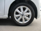 おしゃれは足元から。日産純正のアルミホイールで足元すっきり。タイヤサイズは155/65R14になります