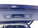 荷物を置いて車から離れると自動で閉扉する「予約クローズ機能」が付いたパワーテールゲートです。