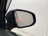 後続車が接近するのを知らせてくれるBSM(ブラインドスポットモニター)。接近するとドアミラー部の警告灯が光ってくれるので、万が一の追突も防げそうですね♪上級装備です。