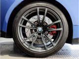 【BMWアロイホイル】軽量かつ強度に拘ったアロイホイル。走行性能ポテンシャルを引き出す設計。車の足元を引き締めてくれる大きなポイントはアロイホイルです。