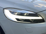 【LEDヘッドライト】明るく眩しいハイビームを先行車や対向車に照射しないオートハイビームを備えたLEDヘッドライト。北欧神話に登場するトールハンマーをモチーフにした、一目でボルボとわかるデザイン。