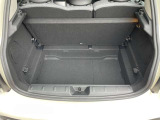 トランクボード下にもしっかりと荷物が積み込める便利な収納スペース。トランクを2段に使用でき、荷物の整理がしやすくなっております。