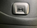 【USBソケット】後席でもスマートフォンやタブレット端末を充電することができます!