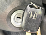 【キーレス】少し離れた場所からでもボタン一つでドアの開錠・施錠ができるのでとっても便利!ドアの鍵穴周りに傷をつけることもありません♪