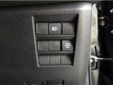 オートマチックハイビームとは、先行車や対向車のライトを認識し、ハイビームとロービームを自動で切り替える機能です。夜道の視界を確保します。詳細は販売店スタッフまでおたずねください。