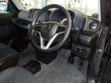シンプルなデザインのステリングまわり。足元もすっきりしており、運転しやすいです。