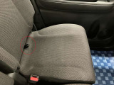 【シートアンダーボックス】座面に付いているこの紐を引っ張ると