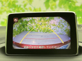 後退時には、周囲の状況をしっかり把握できる映像を表示。安全でスムーズな後退をサポートし、運転をアシストします。