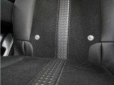 ◆ISOFIX◆シートベルトいらずでチャイルドシートと固定金具を連結するだけでガッチリ固定できます。