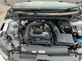 1.0L TSIターボエンジンを搭載。力強い加速と優れた燃費性能を両立し、街乗りから高速道路まで爽快な走りを実現します。