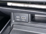 充電用USB端子付き。スマートフォンなどの充電に便利です。