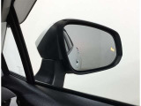 隣車線を走る車両をレーダーで検知し、ドアミラーでは確認しにくい後側方エリアに存在する車両に加え、急接近してくる車両も検知します。車両を検知するとドアミラーに搭載されたLEDインジケーターが点灯します。