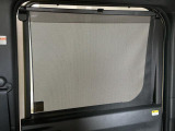 【リアドアサンシェード】強い日差しのまぶしさを軽減。使わない時はトリム内に格納できます♪