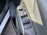 運転席扉内側部分です。【パワーウィンドウ】で窓の開け閉めもラクラクですね!