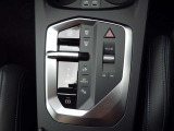 BMWの電子式シフトレバーはシンプル設計で機能的です。誤操作防止機能になっています。